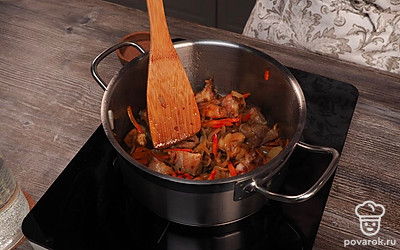 Приготовьте зирвак (овоще-мясную основу для плова). Нагрейте масло до легкой дымки и поочередно обжаривайте в нем лук, мясо и морковь до темно-золотистого цвета и легкой корочки (обычно на каждый продукт уходит 7-10 минут).