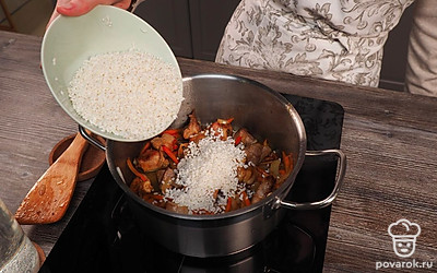 Добавьте в зирвак рис, воду и пряности