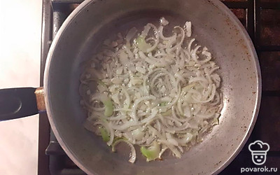 Обжарьте лук и чеснок на оливковом масле в разогретой сковороде.