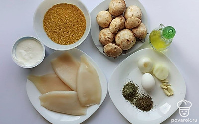 Очистите и сварите в подсоленной воде кальмаров. Очистите лук и чеснок.