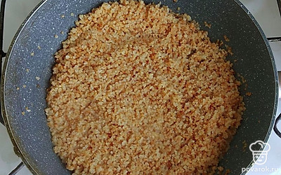 Булгур обжарьте на разогретой сковородке с маслом до появление аромата. Добавьте воды, посолите и готовьте под крышкой до испарения жидкости.