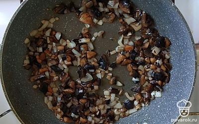 Шампиньоны и лук мелко нарежьте. Затем обжарьте на отдельной сковородке.