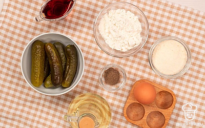 Хорошо разогрейте глубокую сковороду с маслом. Подготовьте блюдо или большую тарелку для подачи закуски.