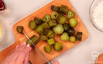 Подготовьте огурцы. Порежьте огурцы крупно кружочками. Выложите на бумажные полотенца или в дуршлаг, чтобы лишняя жидкость стекла.