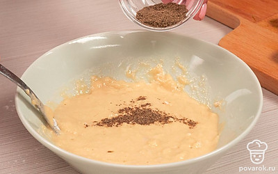 Приготовьте кляр. В отдельной миске взбейте яйцо с пивом, добавьте муку и черный перец, тщательно перемешайте. Консистенция кляра должна получиться однородной, сметанообразной.