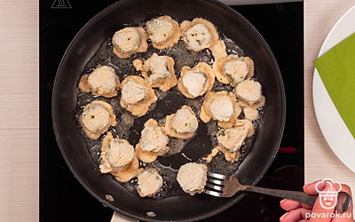 Обжарьте огурцы. Каждый кусок огурца обмакните в кляр, затем в панировочные сухари. Жарьте в кипящем масле по 1 минуте с каждой стороны. Выложите на бумажное полотенце, чтобы стекло лишнее масло.