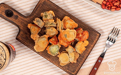 Подавайте соленые огурцы в кляре, посыпав их семенами кунжута.