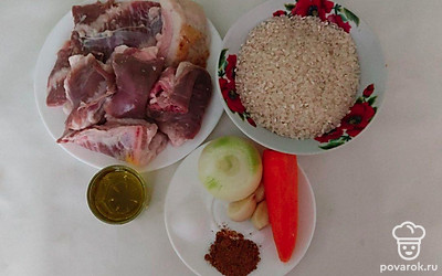 Приготовьте все ингредиенты. Мясо, рис, лук, морковь берите в равных количествах. Промойте рис в кипяченной воде. Нарежьте сало большими ломтиками. Лук нарежьте полукольцами, а морковь — соломкой.