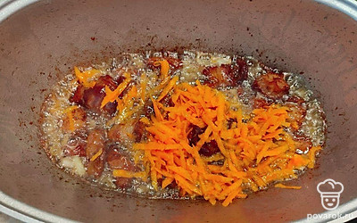 Насыпьте рис. Налейте кипятка, чтоб покрывал рис выше на 2 см. Закройте казан крышкой и варите на медленном огне до готовности.