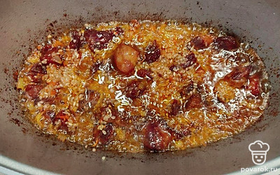 К столу подавайте плов горячим. Для украшения посыпайте свежей зеленью или украшайте кусочками болгарского перца.