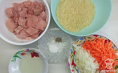 Нарезайте мясо и лук кубиками чуть более среднего размера, морковь — небольшой соломкой. С чеснока срезайте немного низ. Рис очень тщательно промывайте, примерно 7-10 раз, до прозрачности воды.
