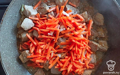 Ставьте сковороду на огонь, наливайте масло растительное. В разогретое масло, закидывайте мясо, жарьте на небольшом огне, около 7 — 10 минут, до румяной корочки. Когда мясо подрумянится, добавьте лук, соль, перец и жарьте 2 минуты до золотистого цвета. Затем добавьте нарубленную морковь и тушите 10 минут.