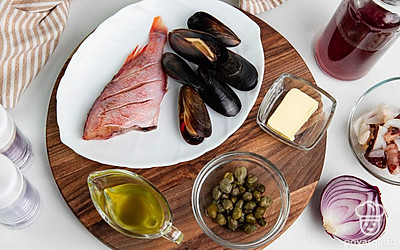 Почистите рыбу и промойте ее под струей воды. Мидии и морепродукты также следует помыть и обсушить бумажным полотенцем. Лук очистите от шелухи.