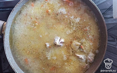 В готовое мясо с овощами отправляйте рис, равномерно распределив его по поверхности, посередине ставьте головку чеснока, так же добавляйте соль и перец по вкусу, заливайте водой так, чтобы рис был под водой примерно на 1.5 см. Дайте закипеть на большом огне. После закипания, убавьте огонь до минимума, накрывайте плотно крышкой и варите минут 20 — 25. Когда будет плов готов, снимайте с огня и дайте настояться еще 15-20 минут.