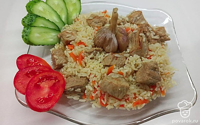 Подайте плов с любимыми овощами и зеленью.