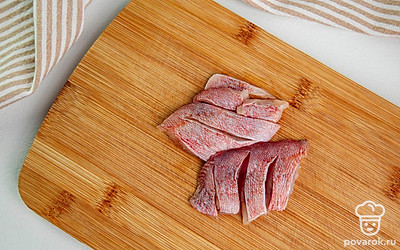 Отрежьте на рыбе плавники и разделайте тушку на небольшие стейки. Сделайте поперечные разрезы. Так рыба быстрее жарится, не теряя при этом своей сочности.