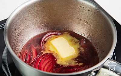 Для винного соуса налейте в кастрюлю вино и нагрейте. Добавьте туда кусочек сливочного масла. Лук порежьте полукольцами и отправляйте к вину и маслу. Тушите 10-15 минут, пока вино немного не выпарится.