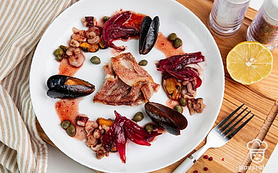 Сбрызните блюдо лимонным соком. Лимон устраняет специфический запах рыбы и прекрасно с ней гармонирует.