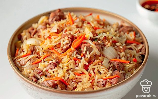 Рассыпчатый плов из свинины с легким ароматом чеснока — Рецепт с фото