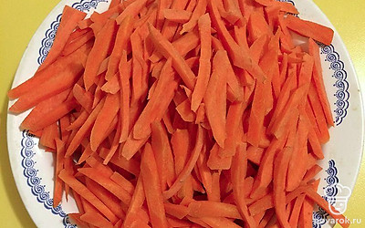 Нарежьте мясо кубиками, лук полукольцами, а морковь – толстенькой соломкой.