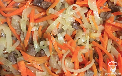 Добавьте мясо и обжаривайте, чтобы оно подрумянилось. ⠀