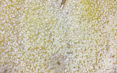 Уберите чеснок, всыпьте рис (не перемешивая), и разровняйте его по поверхности. Верните чеснок обратно. Жидкость должна слегка покрывать рис. Когда закипит, плотно закройте крышку и оставьте плов минут на 20. Если после этого в посуде еще есть жидкость, оставьте еще минут на 5-10. Попробуйте рис и мясо. Если жестковаты, потушите еще. Если воды мало, можно немного добавить.