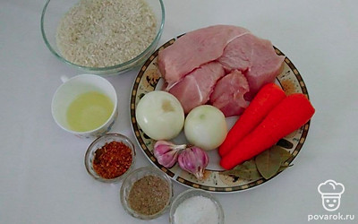 Промойте рис в воде пока вода не станет прозрачной. Промойте филе индейки, лук, чеснок и морковь. Филе индейки нарежьте небольшими кусочками. Очистите морковь и лук, морковь нарежьте соломкой, а лук полукольцами.