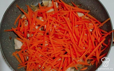 Подготовьте казан или сковородку, налейте растительное масло и разогрейте его. Обжарьте лук в течении 7 минут. Добавьте туда филе индейки, перемешайте и обжарьте в течении 10 минут. Далее добавьте морковь и обжарьте еще 5 минут.