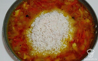 Затем добавьте перец, лавровый лист, соль и специи по вкусу. Налейте воду (при необходимости во время варки риса добавьте немного воды, если рис будет суховат) и добавьте рис, накройте крышкой. После того как закипит плов, варите еще на умеренном огне в течении 10 минут.