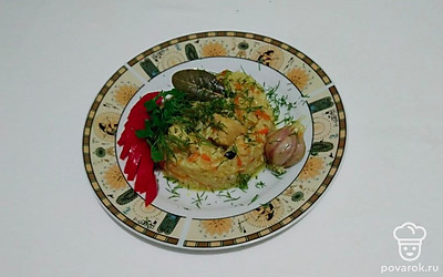 Перед подачей украсьте плов свежей зеленью. Выложите плов в виде какой-то формы, например в форме круга. Так подача будет интереснее и очень похожа на ресторанную. Плов подавайте с соленьями либо с салатом из свежих овощей.