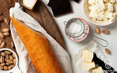 Подготовьте продукты для багета с фисташками. Снимите с орехов скорлупу, измельчите. Шоколад натрите на средней терке. Багет нарежьте ломтиками.