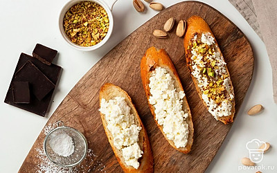 Приготовьте бутерброды из багета с фисташками. Смешайте рикотту, ванилин и сахарную пудру. Взбейте. Кусочки хлеба намажьте получившейся смесью, посыпьте фисташками и шоколадом.