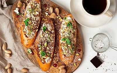 Подавайте бутерброды из багета с фисташками, присыпав сверху сахарной пудрой.