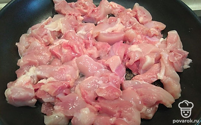 Мясо курицы порезать, выложить в сковороду, обжарить на сильном огне и переложить в тарелку.