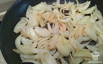 Лук порезать перьями и жарить на среднем огне 7 мин., морковь нарезать брусочками и жарить 10 мин.