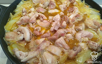 Соединяем лук с морковью, всыпаем специи, наливаем холодную воду чтобы прикрыла овощи, доводим до кипения, после кладем курицу, солим и готовим под крышкой 20 мин.