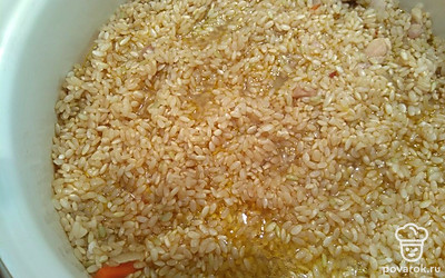 Рис откинуть на сито, дать стечь и положить в казан, не перемешивая с курицей и овощами разровнять рис и влить столько кипятка, чтобы покрыть рис на 1 см., наливайте через шумовку чтобы не нарушить слои, утопите в рисе чеснок и быстро доведите до кипения.
