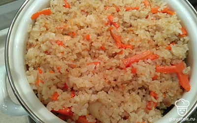 Плотно накрыть крышкой, уменьшить огонь и готовить 30 мин. Затем аккуратно перемещайте плов и выложите на блюдо.