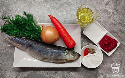 Если сельдь замороженная, то предварительно оставьте ее размораживаться. Хорошо промойте. Очистите луковицу.