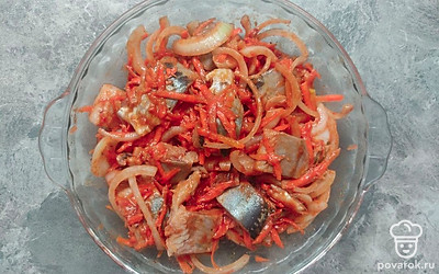 Сделайте маринад. Смешайте все специи, томатную пасту, масло и уксус. Залейте рыбу с овощами маринадом. Оставьте в холодильнике на 15-20 часов, а затем хорошо перемешайте.