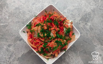 Подавайте, выложив на блюде с оливками и ломтиком лимона, посыпав мелко нарезанным укропом.