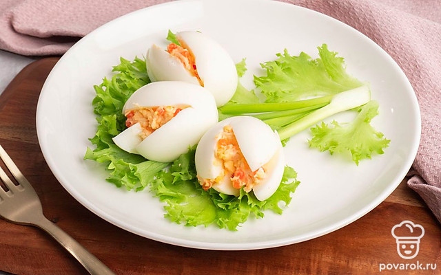 Фаршированные яйца «Тюльпаны» с красной икрой — Рецепт с фото