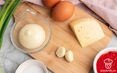 Убедитесь, что у вас есть все продукты в нужном количестве. Отварите заранее куриные яйца перед готовкой. Почистите чеснок.