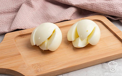 Сделайте крестообразный надрез в узкой части яйца и аккуратно достаньте желток.