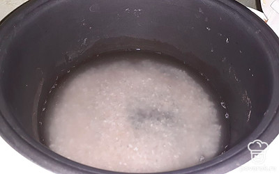 Рис промойте, выложите в мультиварку, добавив 2 стакана воды