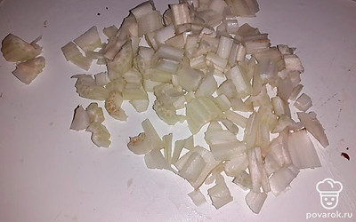 Помойте и мелко нарежьте стебли сельдерея.