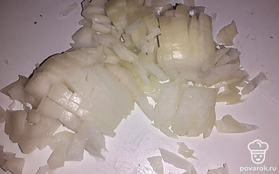 Мелко нарежьте лук.