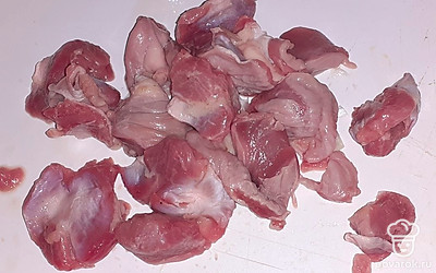 Нарежьте куриные желудочки.