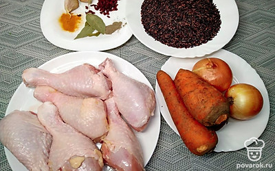 Почистите и помойте морковь, чеснок и лук, куриные ножки помойте и обсушите. Приготовьте необходимые продукты и большой казан.