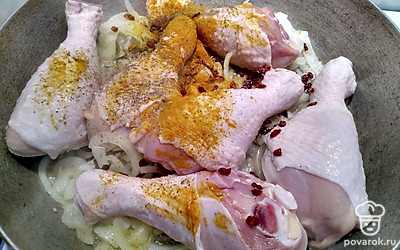 Разогрейте в казане подсолнечное масло и добавьте нарезанный мелко репчатый лук, жарьте его до прозрачности. Теперь, положите в казан куриные ножки, помешайте и жарьте их 5 минут. Затем – нарезанную полукольцами морковь, жарьте еще 3 минуты, иногда помешивая.